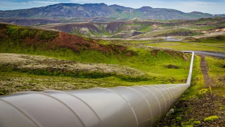 Above-ground oil pipeline, a generic image illustrating Saudi East-West pipeline capacity expansion plans